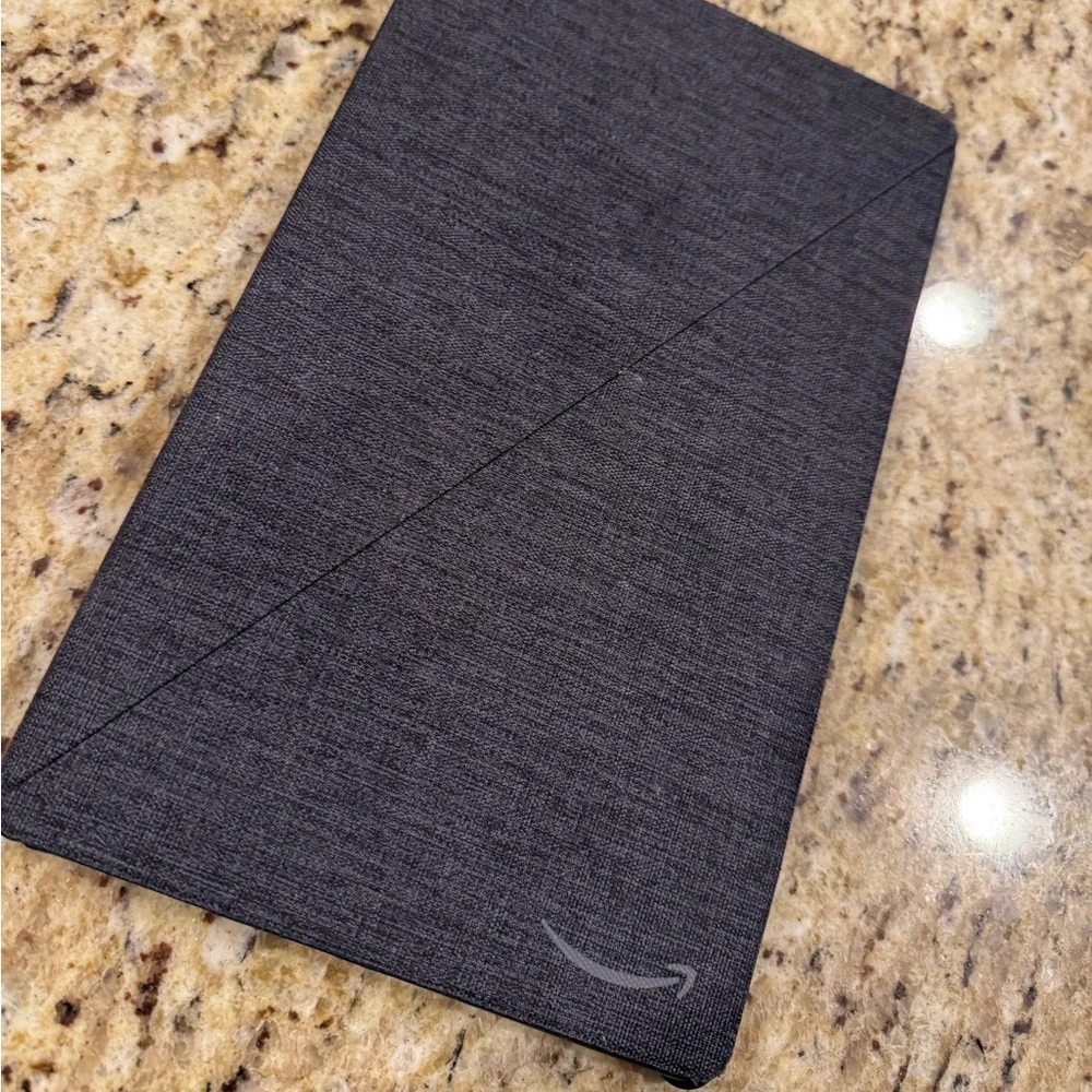Great gift! Amazon Fire 10 Tablet (9th Gen) w/stand-up protective case - EUC!